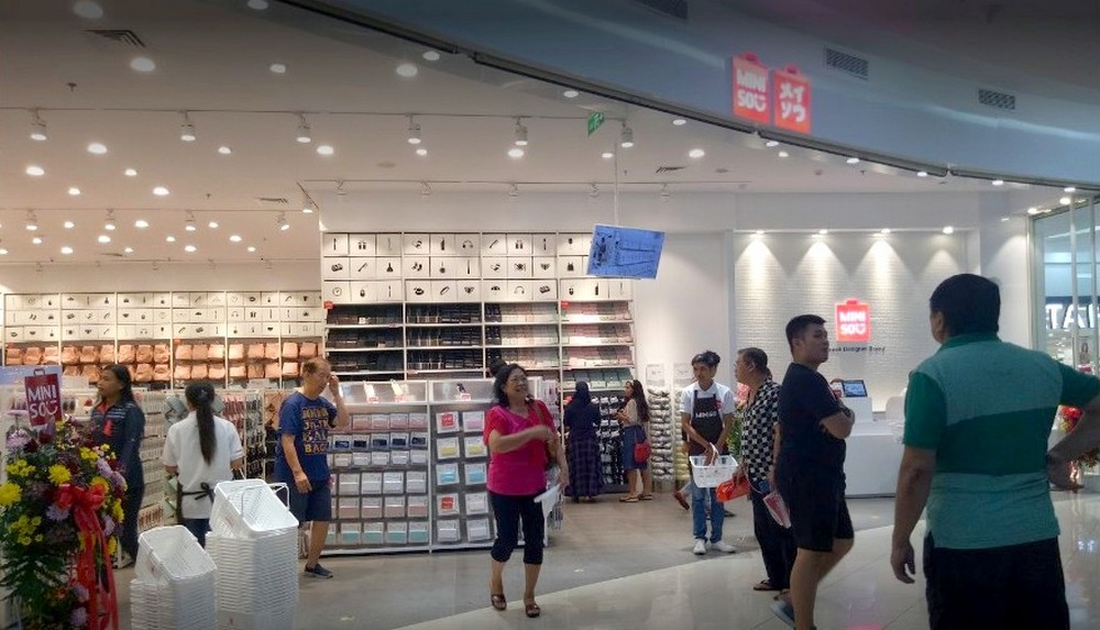 Pemasangan Rolling Door Perforated Otomatis di Miniso 