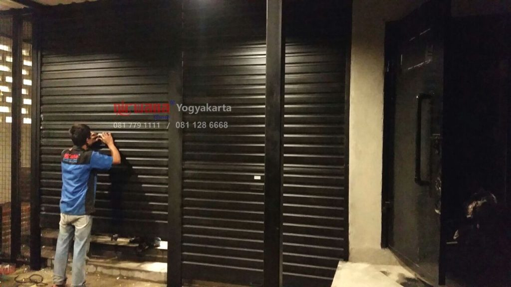 Pemasangan Pintu  Rolling  Door  Onesheet di Warunk Upnormal 