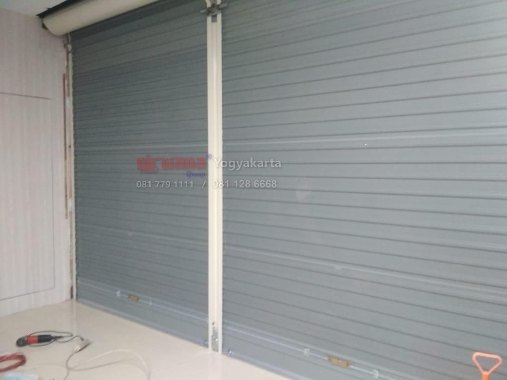 Pemasangan Pintu Rolling Door One Sheet Full Perforated di 