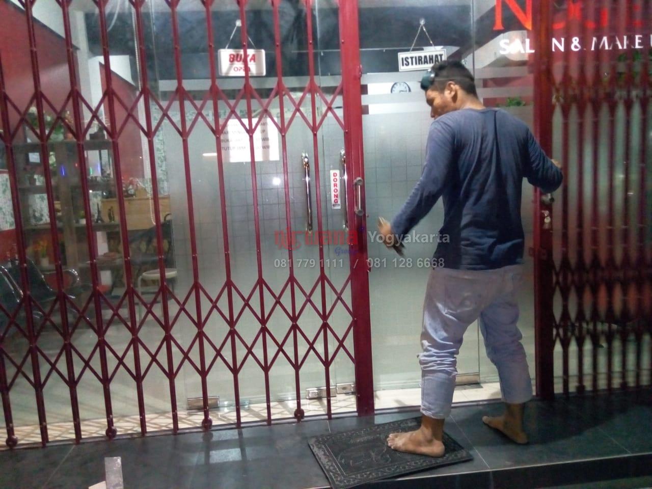 Proyek Pemasangan Pintu  Harmonika Tanpa  Plat Daun di  Jl 
