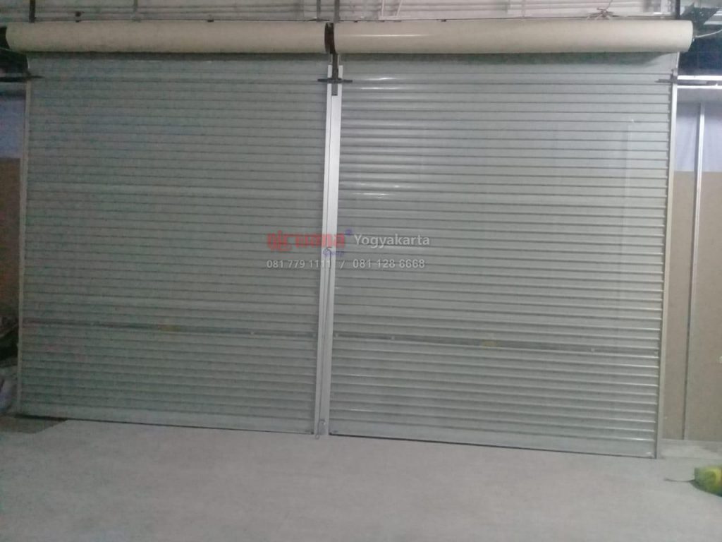 Pemasangan Pintu  Rolling Door One Sheet Full Perforated di 