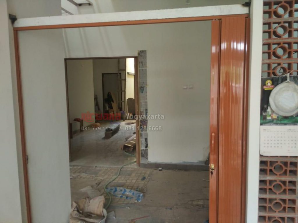 Pemasangan Pintu  Folding Door di Jl Rogoyudan Yogyakarta 