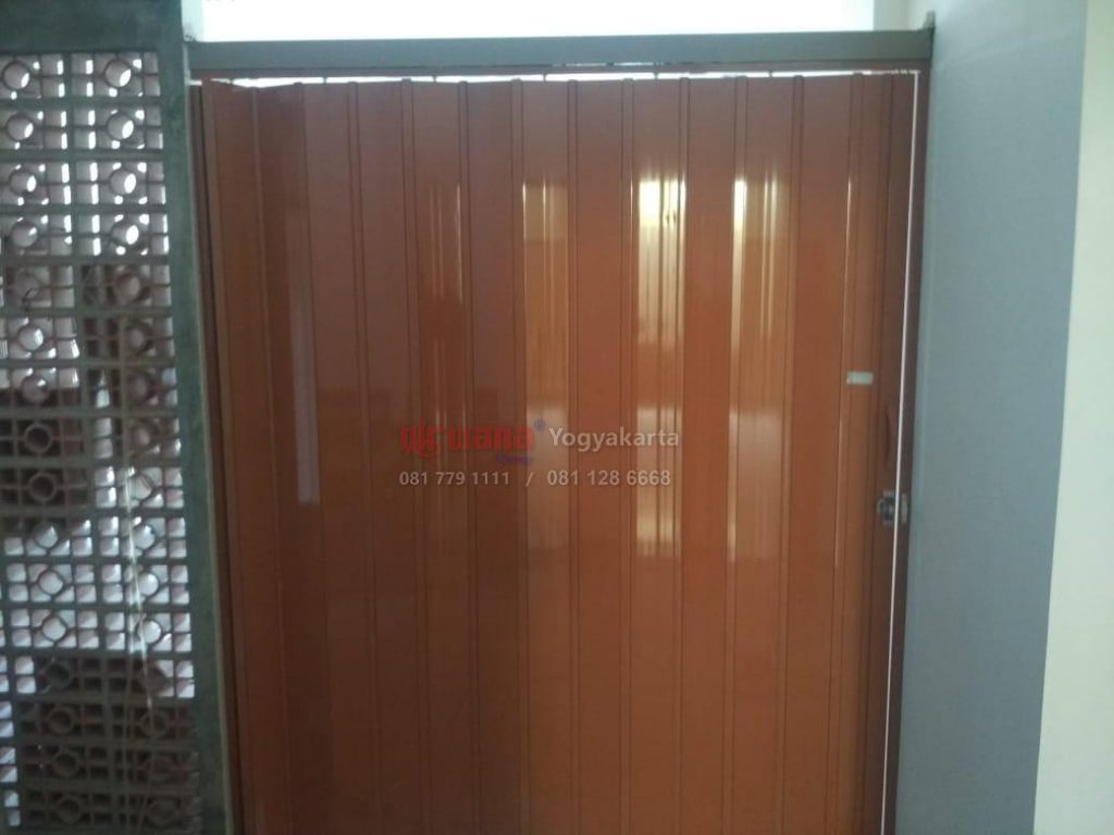 Pemasangan Pintu  Folding Door di Jl Rogoyudan Yogyakarta 