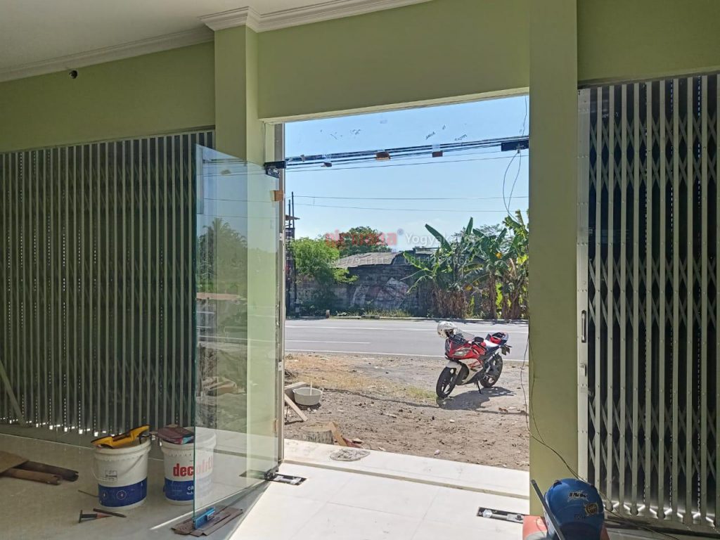 Pemasangan Pintu  Kaca  Tempered  di  Jl Wates Gamping 