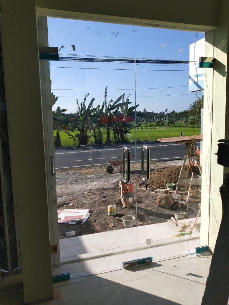 Pemasangan Pintu  Kaca  Tempered  di  Jl Wates Gamping 