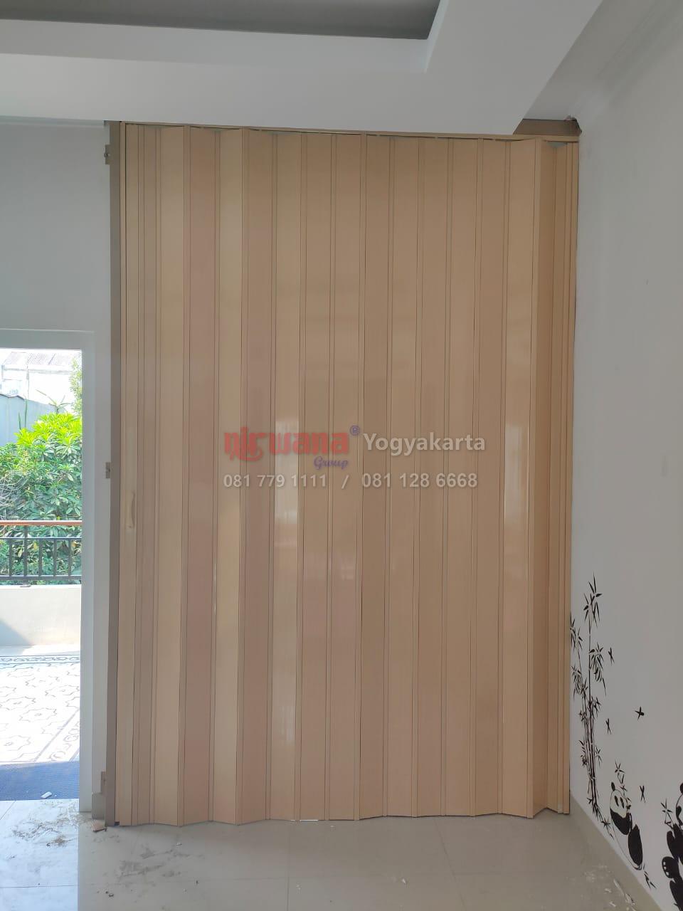 Pemasangan Pintu  Folding  Door  di Jl Samirono Lama 