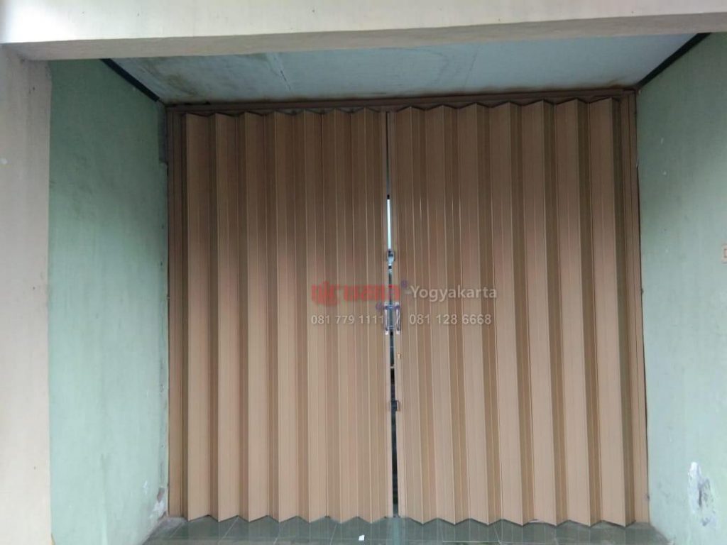 Pemasangan Pintu  Folding Gate Rasional V di Jl Rasamala 