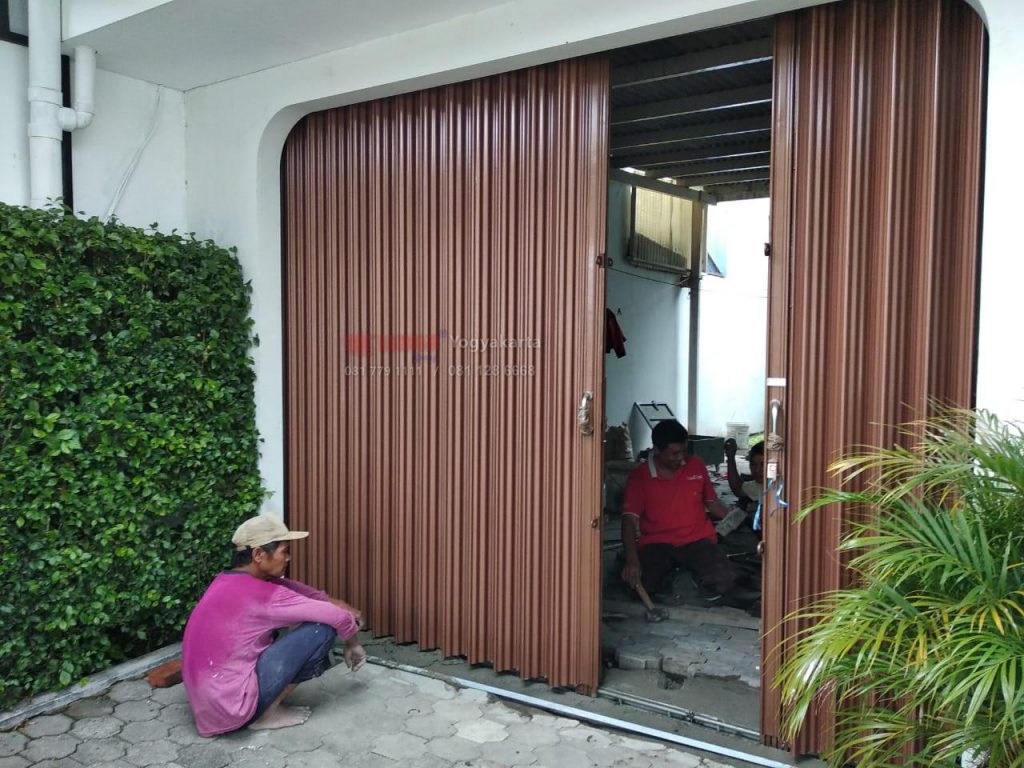 Pemasangan Pintu  Folding Gate  Premium 1 2mm di Jl Pandean 