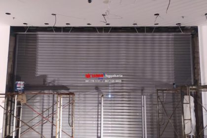 Rolling Door Electric Full Perforated 1,2mm di Max Fashion Jogja City Mall