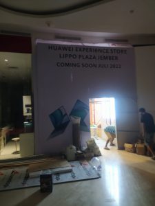 Pemasangan Rolling Door One Sheet Full Perforated di Huawei Lippo Mall Jember Jawa Timur