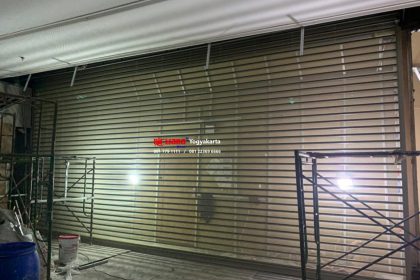 Pemasangan Rolling Door Electric Full Perforated 1,2mm di Xiaomi Pakuwon Mall Yogyakarta