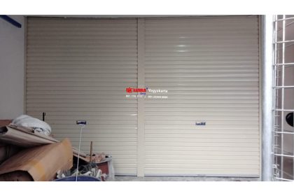 Pemasangan Pintu Rolling Door One Sheet Polos Sleepbox Malioboro, Yogyakarta