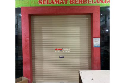 Pemasangan Rolling Door One Sheet Polos di Toko Jumbo Homeware Bantul, Yogyakarta.