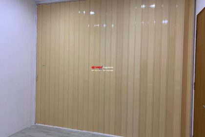 Pemasangan Folding Door PVC di PT Marvel Sport International Argodadi Sedayu, Bantul, Yogyakarta.