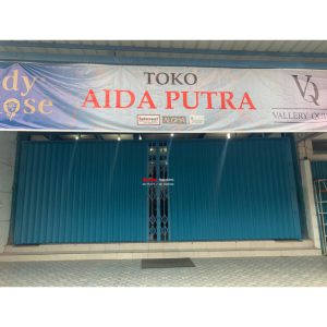 Pemasangan Pintu Harmonika Premium Piano Ketebalan 1,8 mm dengan jarak striplat 17cm di Toko Aida Putra, Bantul, Yogyakarta.