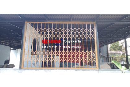Pemasangan Folding Gate Standart Tanpa Plat Daun di Jl HOS Cokroaminoto Yogyakarta
