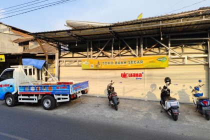 Pemasangan Rolling Door One Sheet Polos di Toko Buah Jl Wahid Hasyim Condongcatur Sleman Yogyakarta