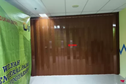 Pemasangan Folding Door PVC di Kantor Kanwil Pajak Maguwoharjo, Yogyakarta.
