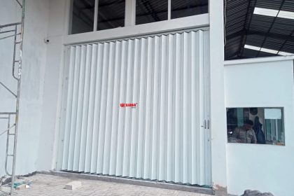 Pemasangan Pintu Harmonika Rasional B di Tambakasri Malang Jawa Timur.