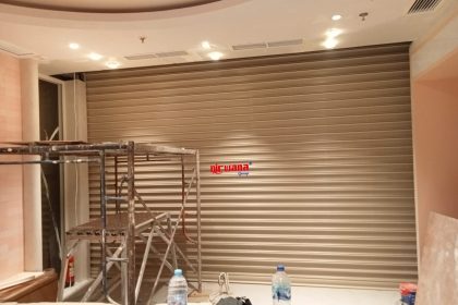 Pemasangan Rolling Door Electric Full Perforated 0,8mm di Acaii Tea Tunjungan Plaza 3 Surabaya.