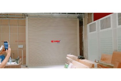 Pemasangan Rolling Door Electric Full Perforated 0,8mm di Optik Melawai Pakuwon City Mall Surabaya