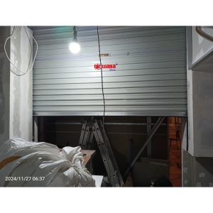 Rolling Door Jenis One Sheet ini merupakan product Unggulan dari Nirwana Group, Product ini paling banyak di minati oleh kalangan masyarakat. Karena tampilannya yang lebih elegant dan bersih di bandingkan dengan Rolling Door jenis Alumunium.