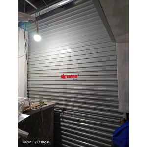 Rolling Door Jenis One Sheet ini merupakan product Unggulan dari Nirwana Group, Product ini paling banyak di minati oleh kalangan masyarakat. Karena tampilannya yang lebih elegant dan bersih di bandingkan dengan Rolling Door jenis Alumunium.