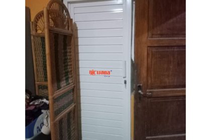 Pemasangan Pintu Swing Kamar Mandi Inkalum 3 Inch di Mlati Sleman.