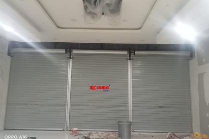 Pemasangan Pintu Rolling Door One Sheet Full Perforated di Tenant Toko Mas Dua Naga Roxy Mall Jember, Jawa Timur.