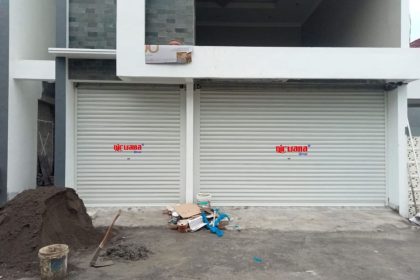 Pemasangan Pintu Rolling Door Electric Polos 1,2mm di Perumahan Naira Residence Solo.