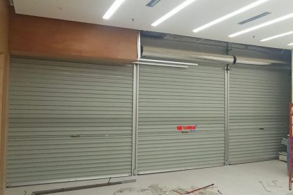 Pemasangan Rolling Door One Sheet 30Cm Perforated di Oppo Bandung Electronic Center.