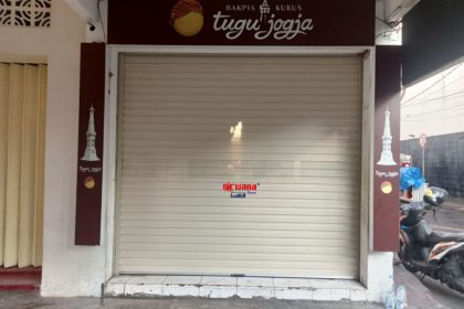 Pemasangan Rolling Door One Sheet 30cm Perforated dan Polos di Toko Oleh-Oleh Pojok Malioboro