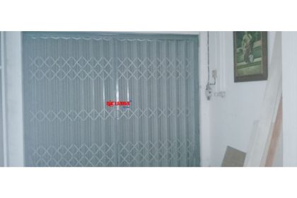 Pemasangan Pintu Harmonika Rasional D di Selokan Mataram Kledokan, Caturtunggal, Depok Sleman