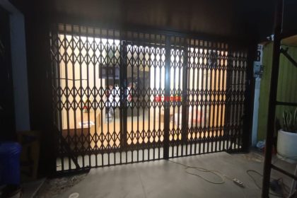 Pemasangan Pintu Harmonika Premium Pentolan Jarak Striplat 8cm di Ruko Gadget, Gading Serpong