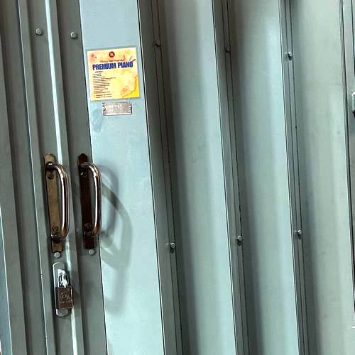 pintu harmonika piano