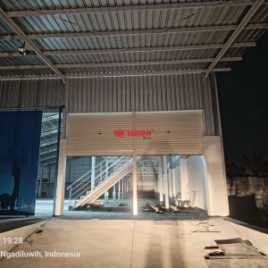 Pemasangan Rolling Door One Sheet Polos di Gudang Roda Pratama Asia Kediri 