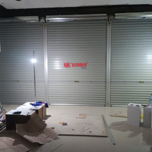 Pemasangan Rolling Door One Sheet Full Perforated di Tenant Self Photo Orijin Roxy Mall Jember oleh Nirwana Group