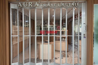 pemasangan Alumunium Polycarbonate Folding Door di Tenant Aura Travel Bandara I Gusti Ngurah Rai Bali