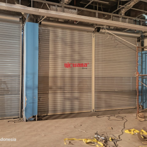 Pemasangan Rolling Door One Sheet 70cm Perforated di Tenant MatchaPaddle – Grand Pakuwon Latar Belakang Proyek Grand Pakuwon Surabaya merupakan salah satu pusat perbelanjaan modern yang menghadirkan berbagai tenant kuliner, fashion, dan lifestyle. Salah satu tenant terbaru yang bergabung adalah MatchaPaddle, brand minuman berbasis matcha yang sedang digemari banyak kalangan. Sebagai tenant di area premium, MatchaPaddle membutuhkan solusi penutup toko yang tidak hanya kuat dan aman, tetapi juga memiliki nilai estetika tinggi serta selaras dengan konsep desain modern pusat perbelanjaan.