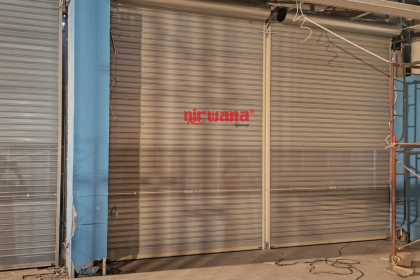 Pemasangan Rolling Door One Sheet 70cm Perforated di Tenant MatchaPaddle – Grand Pakuwon Latar Belakang Proyek Grand Pakuwon Surabaya merupakan salah satu pusat perbelanjaan modern yang menghadirkan berbagai tenant kuliner, fashion, dan lifestyle. Salah satu tenant terbaru yang bergabung adalah MatchaPaddle, brand minuman berbasis matcha yang sedang digemari banyak kalangan. Sebagai tenant di area premium, MatchaPaddle membutuhkan solusi penutup toko yang tidak hanya kuat dan aman, tetapi juga memiliki nilai estetika tinggi serta selaras dengan konsep desain modern pusat perbelanjaan.