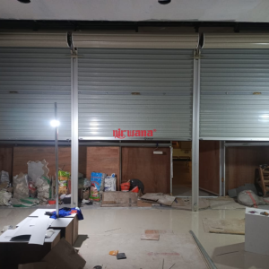 Pemasangan Rolling Door One Sheet Full Perforated di Tenant Self Photo Orijin Roxy Mall Jember oleh Nirwana Group