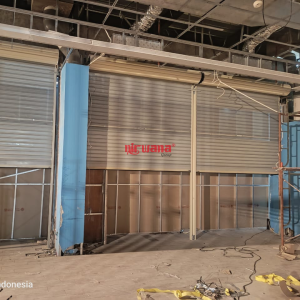 Pemasangan Rolling Door One Sheet 70cm Perforated di Tenant MatchaPaddle – Grand Pakuwon Latar Belakang Proyek Grand Pakuwon Surabaya merupakan salah satu pusat perbelanjaan modern yang menghadirkan berbagai tenant kuliner, fashion, dan lifestyle. Salah satu tenant terbaru yang bergabung adalah MatchaPaddle, brand minuman berbasis matcha yang sedang digemari banyak kalangan. Sebagai tenant di area premium, MatchaPaddle membutuhkan solusi penutup toko yang tidak hanya kuat dan aman, tetapi juga memiliki nilai estetika tinggi serta selaras dengan konsep desain modern pusat perbelanjaan.