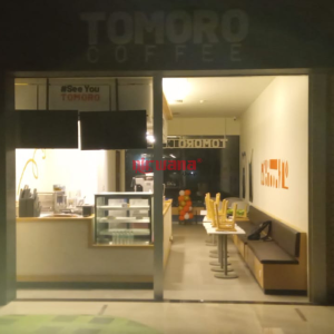 Pemasangan Rolling Door One Sheet Full Perforated di Tomoro Coffee Bypass Ngurah Rai, Bali oleh Nirwana Group Surabaya