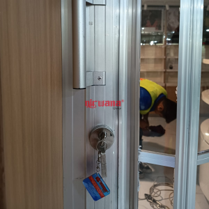 pemasangan Alumunium Polycarbonate Folding Door di Tenant Aura Travel Bandara I Gusti Ngurah Rai Bali