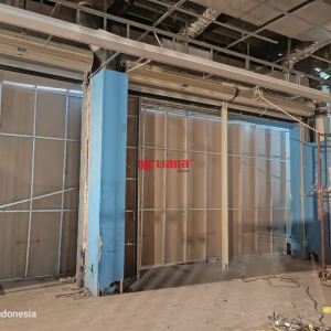 Pemasangan Rolling Door One Sheet 70cm Perforated di Tenant MatchaPaddle – Grand Pakuwon Latar Belakang Proyek Grand Pakuwon Surabaya merupakan salah satu pusat perbelanjaan modern yang menghadirkan berbagai tenant kuliner, fashion, dan lifestyle. Salah satu tenant terbaru yang bergabung adalah MatchaPaddle, brand minuman berbasis matcha yang sedang digemari banyak kalangan. Sebagai tenant di area premium, MatchaPaddle membutuhkan solusi penutup toko yang tidak hanya kuat dan aman, tetapi juga memiliki nilai estetika tinggi serta selaras dengan konsep desain modern pusat perbelanjaan.