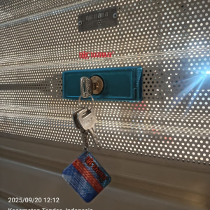 Pemasangan Rolling Door One Sheet 70cm Perforated di Tenant MatchaPaddle – Grand Pakuwon Latar Belakang Proyek Grand Pakuwon Surabaya merupakan salah satu pusat perbelanjaan modern yang menghadirkan berbagai tenant kuliner, fashion, dan lifestyle. Salah satu tenant terbaru yang bergabung adalah MatchaPaddle, brand minuman berbasis matcha yang sedang digemari banyak kalangan. Sebagai tenant di area premium, MatchaPaddle membutuhkan solusi penutup toko yang tidak hanya kuat dan aman, tetapi juga memiliki nilai estetika tinggi serta selaras dengan konsep desain modern pusat perbelanjaan.