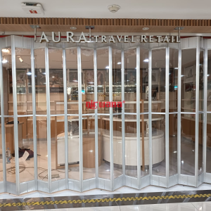 pemasangan Alumunium Polycarbonate Folding Door di Tenant Aura Travel Bandara I Gusti Ngurah Rai Bali