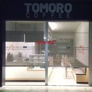 Pemasangan Rolling Door One Sheet Full Perforated di Tomoro Coffee Bypass Ngurah Rai, Bali oleh Nirwana Group Surabaya